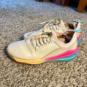 Clove Classic Shoes Size W9.5/M8 Fluid and Slip Resistant Healthcare Sneakers